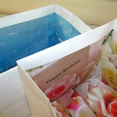 内側が華やかな紙袋。
